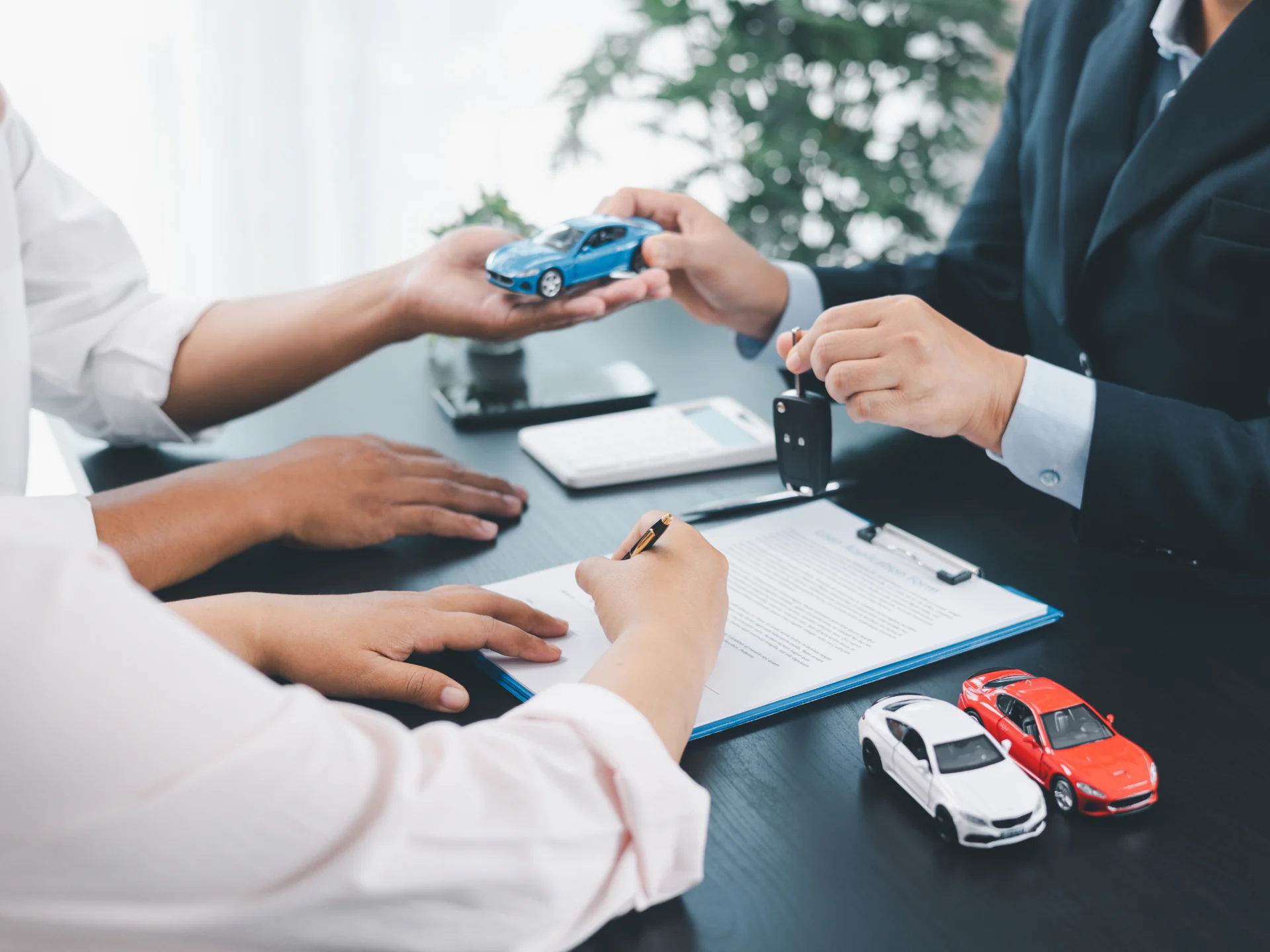 Key handover during a corporate vehicle leasing contract signing